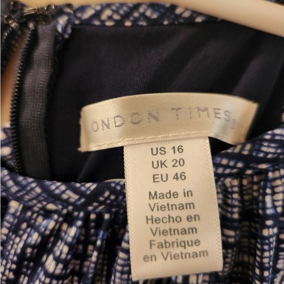 London Times jumpsuit NWT. Gorgeous blues and keyhole in front. Sz 16 - Picture 4 of 6